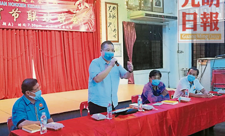 林桂億（左二）在交流會上致詞。左一為胡金興；右起為楊慶傳及吉南福建公會主席黃卿獅。