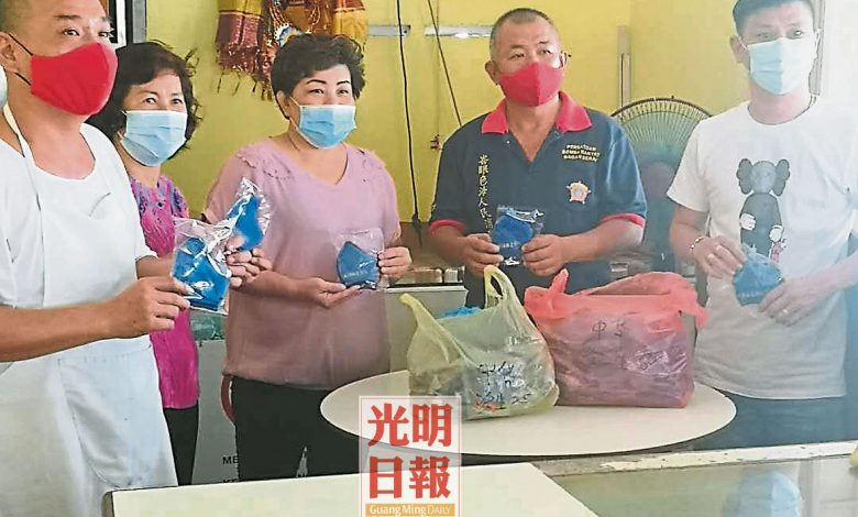 利滿施食團隊代表孔俊平（左一）、孔宏洲（右二）及潘偉南（右二）移交口罩予中華小學校長吳燕麗（左二）及 家協主席陳思英（左三）。