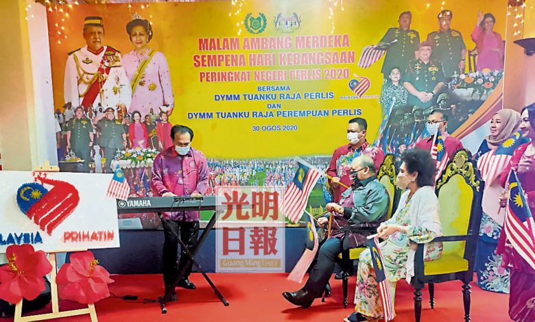 莫再尼（左）為端姑賽希拉魯丁（坐者左起）、端姑傅芝雅、端姑賽希拉魯丁（後排左起）、阿茲蘭、大臣夫人拿汀斯裡諾阿絲娃娜及端姑萊拉杜莎琳，演奏“關懷馬來西亞”主題曲。