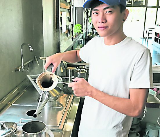 既創新又有傳承的意義，店家特地找來18歲小鮮肉泡咖啡；這裡售賣的特調咖啡精選自本地以及印尼咖啡豆。