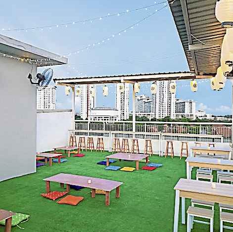 黑田燒鳥屋打造半開放式廚房,店面明亮,大桌、隔間都是老闆自己買木板釘製、親手打造;5樓涼風習習的天台適合喝酒聚餐。