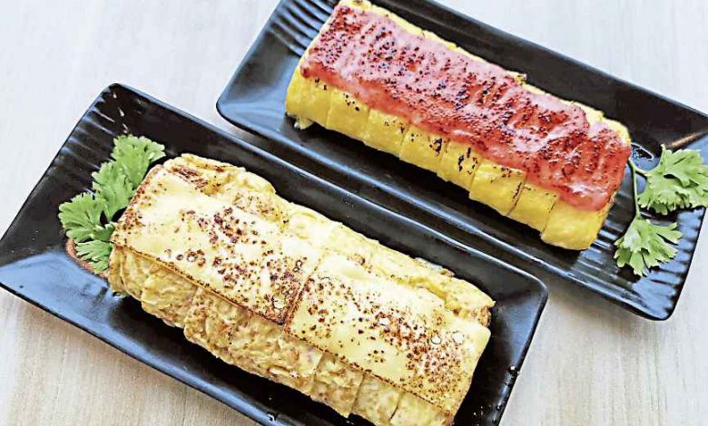 記者特別推薦芝士、明太子玉子燒,每份玉子燒用上3顆雞蛋,一層層翻上四五次。黃偉傑說,秘訣在於時間和手法的掌控,現做現賣,食客吃到的是熱呼呼的玉子燒。