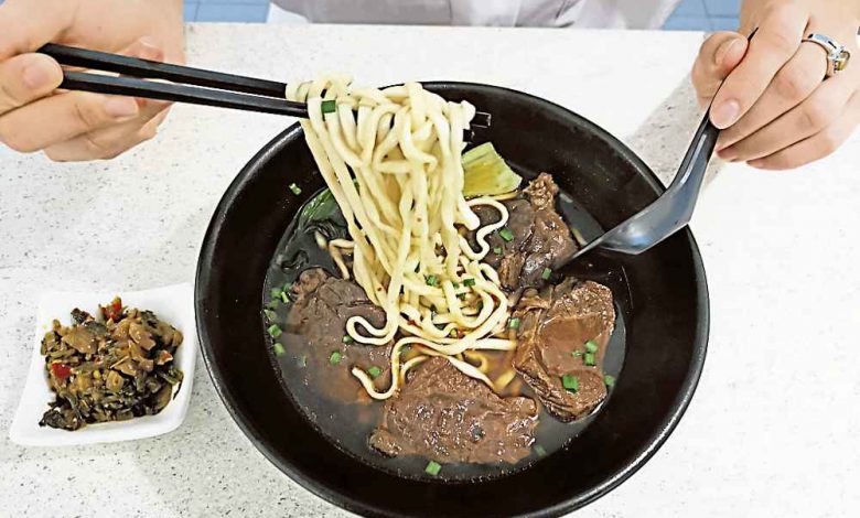 紅燒牛腱麵:招牌人氣美食,老闆從台灣連鎖牛肉館學回來的“鎮店之寶”,主要食材是帶筋、有Jelly口感的牛腱,以及台灣豆瓣醬,再配上10種香料燜煮而成。