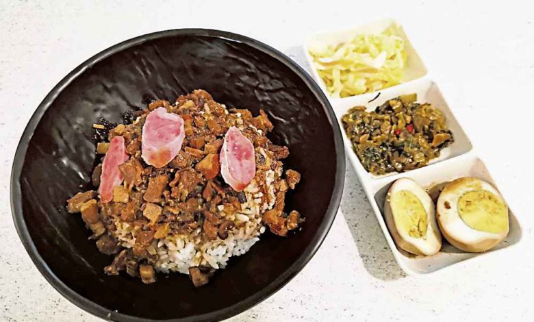 台南肉燥飯便當:Hoja台灣便當走遍江湖就靠它,手切肉燥選用七三或六四比例的三層肉。台南口味的肉燥加入豬皮一起燉得很夠味、濃稠、帶甜,味道偏重。