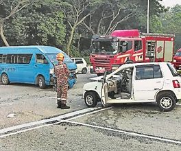 Photo of 轎車工廠車相撞2傷