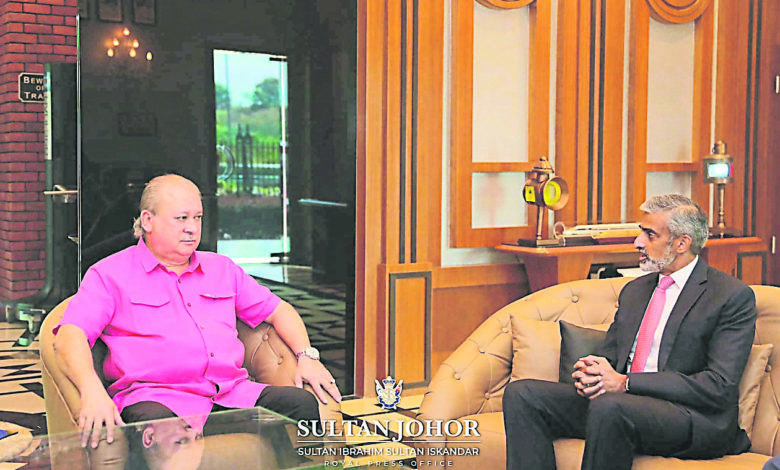 蘇丹依布拉欣陛下（左）接見到訪的新加坡駐馬最高專員瓦努哥巴拉梅儂（右）。