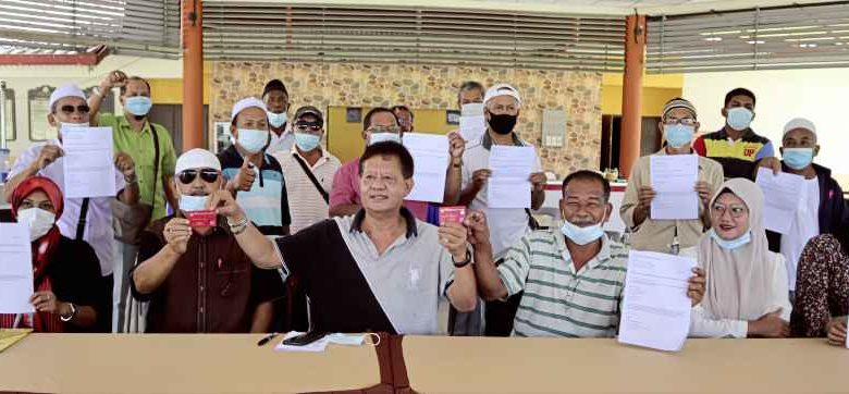 K0813LYP02：再努希山（坐者左三起）與拉惹凱魯丁等人宣布，將退出土團黨及加入祖國鬥士黨。
