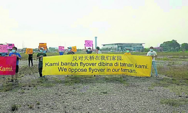 近50名巴生武吉拉惹鎮居民展開和平糾察，反對興建高架天橋計劃。