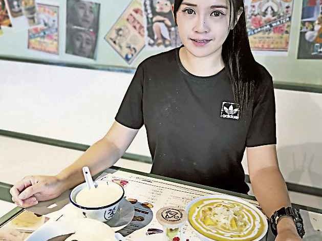 李翠嫻喜歡吃甜品,所以以自製甜品作強打,如:鴛鴦糊、桃膠牛奶、楊枝甘露等,而且份量頗大。