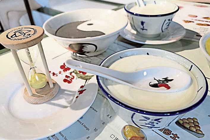 薑汁撞奶:店員親自在面前“拉奶”,再擺上沙漏計時,只要等上3分鐘,即成一碗凝固甜品!