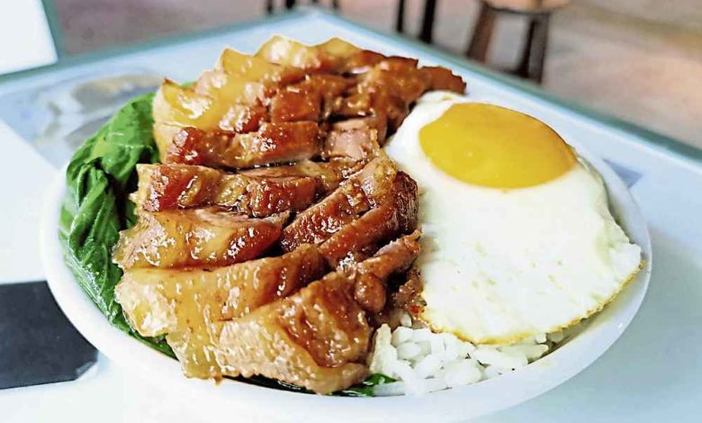 黯然銷魂飯:周星馳電影《食神》的“招牌菜”,店家選用半肥瘦五花肉製作叉燒,每天限量供應,醃製得入味,值得一試!