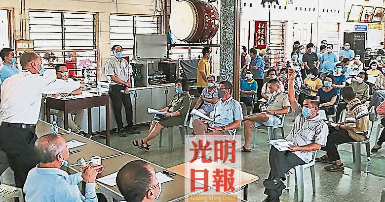 郭瀚忠（右一）在大會上反對職董所議決成立不超過300萬令吉大專貸學金計劃。