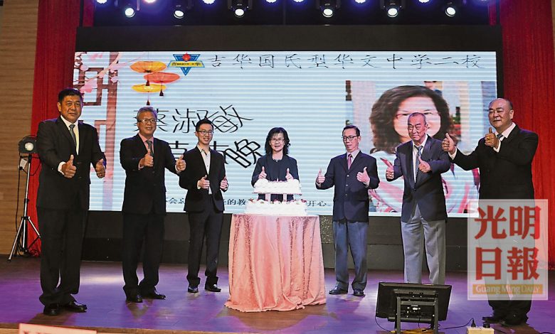 蔡淑敏（左四）在丈夫鄺錦漢（右三）和兒子（左三）、副董事長郭松桉（左起）、蔡德興、何勇霖和家協主席林鏵發陪同下切蛋糕。