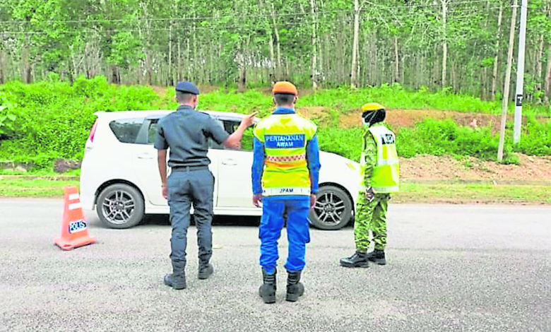巴東得臘縣警方在民防局和志願警衛團支援下，在路檢站處站崗檢查路過車輛。