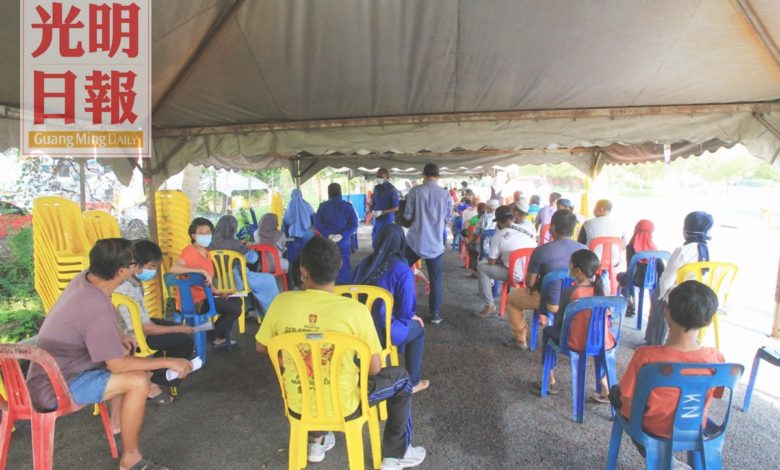 那坡鎮政府診療所的臨時帳篷瓣準備椅子，讓居民坐下等待。