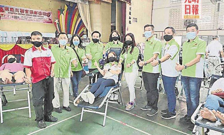 積善會員黃盈盈身體力行報名捐血，黃寶興（左起）、田秋泉、蔡莉萍、陳國安、黃雅玲、林秀清、羅達新、林國偉及馬文榮一致讚賞。