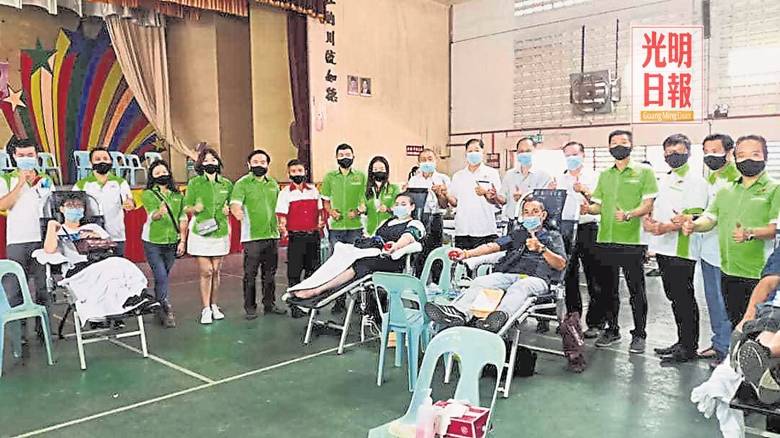 捐血活動圓滿舉行，三大聯辦單位代表開心合影；左起洪銓勝、林國偉、蔡莉萍、黃雅玲、陳國安、黃寶興、馬文榮、林秀清、陳財成、江炳榮、謝炎本、黃仁詩、羅達新、黃天龍、沈騰華及伍窅鋒。