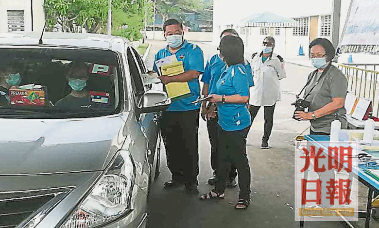 峇東丁雅勵華小學校友會首創先例，採用免下車方式頒發獎勵金，以減少群聚感染風險。