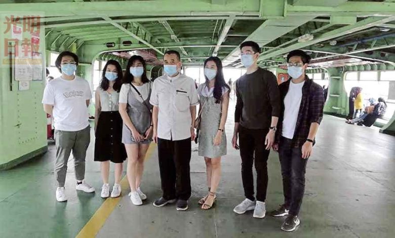 陳德欽與乘搭Pulau Undan渡輪的外地遊客合照。