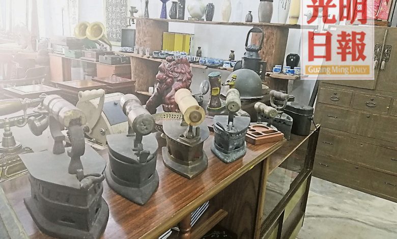 張聒棟提供一個平台，讓顧客、收藏家們將蒙塵稀見的古董放在此處展覽出售。