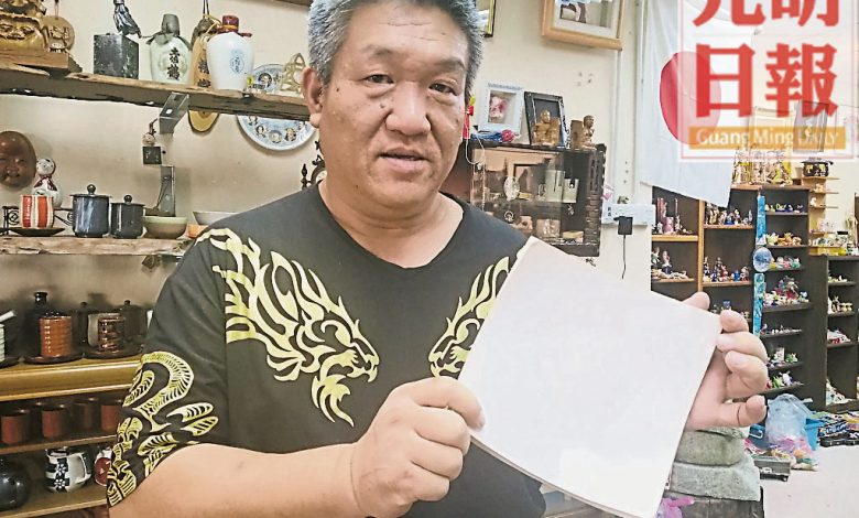 張聒棟展示適合用於西餐擺盤的『日西合璧』陶碟。
