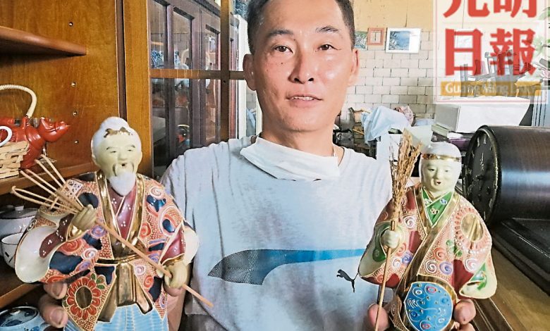 羅福添展示一對色彩亮麗的九谷陶瓷公仔。