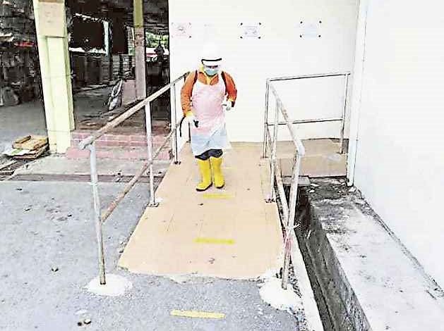 威省市政廳衛生組在爪夷巴剎進行列常全面消毒。