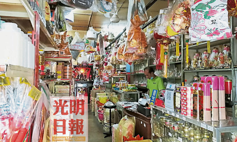 因中元節慶典及各普渡法會從簡或取消，神料店生意慘淡。