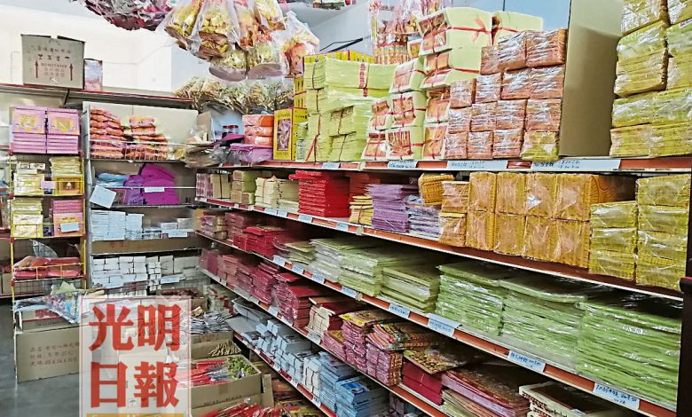 中元節的祭拜用品都是常見的神料如金銀衣紙、往生錢、蠟燭等，滯銷的紙紮祭品只能收至明年待售。