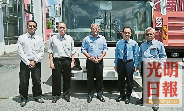 凱魯阿米爾（中）宣布，霹靂州首輛環保電動巴士，預計將于今年9月杪送抵太平。