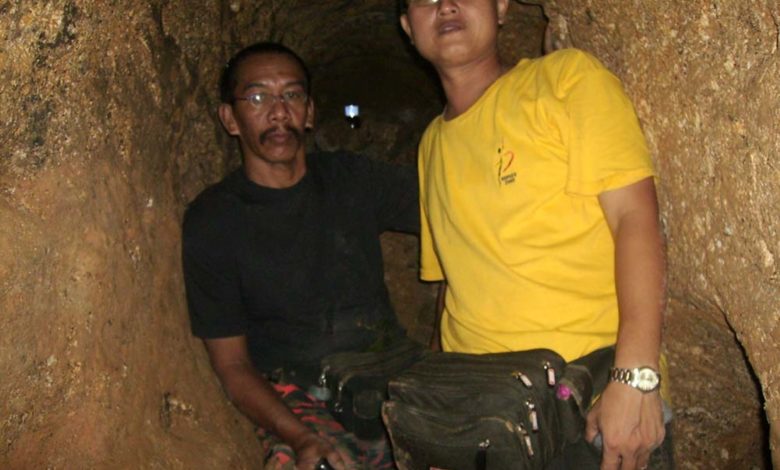 吳家傑（右）曾在參加律山生態之旅隊伍活動，在峇都古勞發現相信是採錫米遺留下的洞穴。
