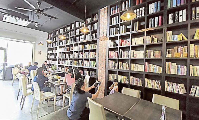 搬遷後停業2個月進行裝修,最大工程就是這一面書牆。