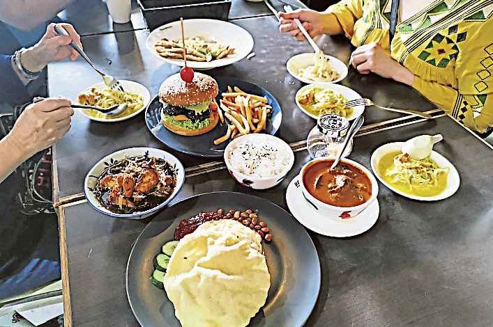 甜品軒的創新素食包括鐵板類、西餐類、菇扒類、漢堡包類、意大利麵等,店家推廣素食的宗旨是把素食做到不像素食,色香味俱全,人人都可以接受。