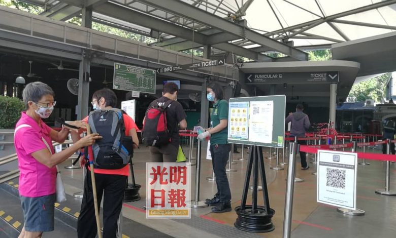 升旗山纜車站職員在經過昨日的事件後，今日打醒十二分精神檢查所有進場人客。