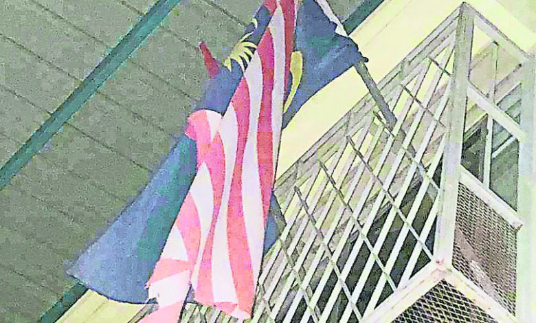 食肆倒掛國旗長達2年時間，最終因民眾投報被揭發。