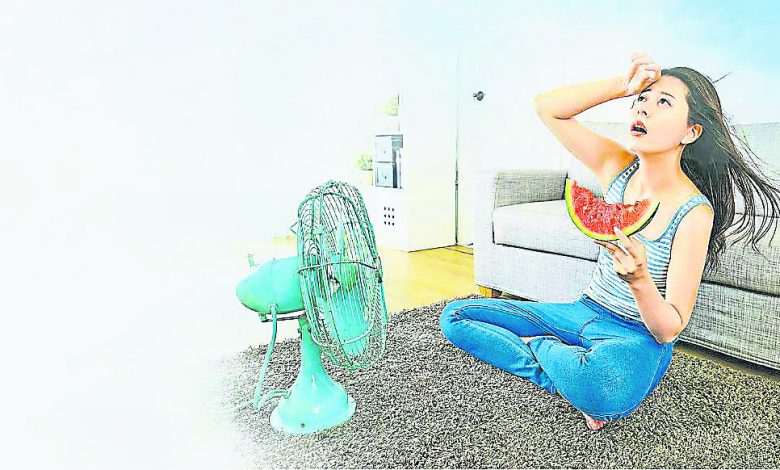 “苦夏”是指潮濕悶熱，人體容易受外邪侵襲，導致食慾下降、胸悶腹脹、頭暈身困。有人愛吃西瓜解暑，但要注意其屬偏涼食物，不宜多吃。