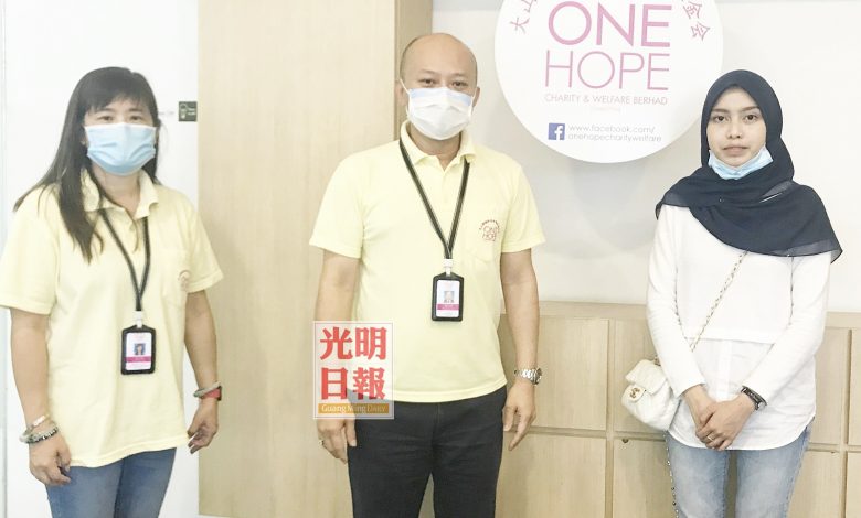 万諾妮莎貝拉希望社會大眾能捐助醫費；中為主席蔡瑞豪，左為中馬協調主任余寶枟。