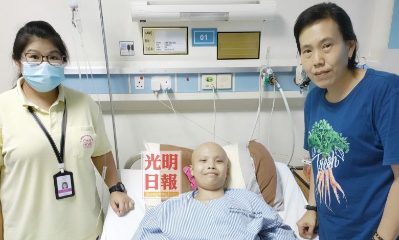 母親徐麗清懇請各界伸出援手捐助葉修凱醫費，左為協調主任李佩佩。