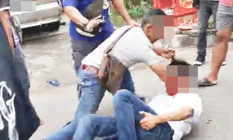 肇事者被推倒地上。