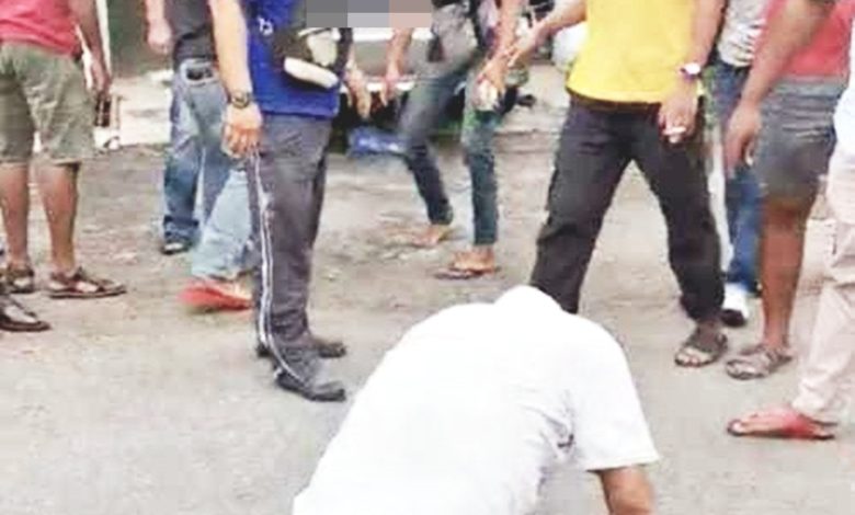 肇事者跪地求饶。