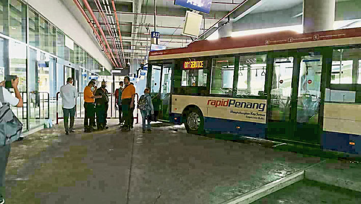 快捷渡輪公司繼續提供5輛免費巴士川行威省及檳島。