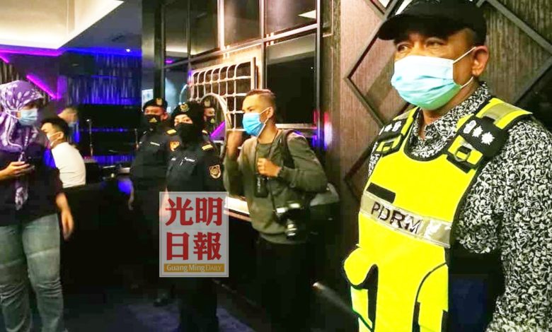 諾再尼帶領警員到娛樂中心展開突擊行動。