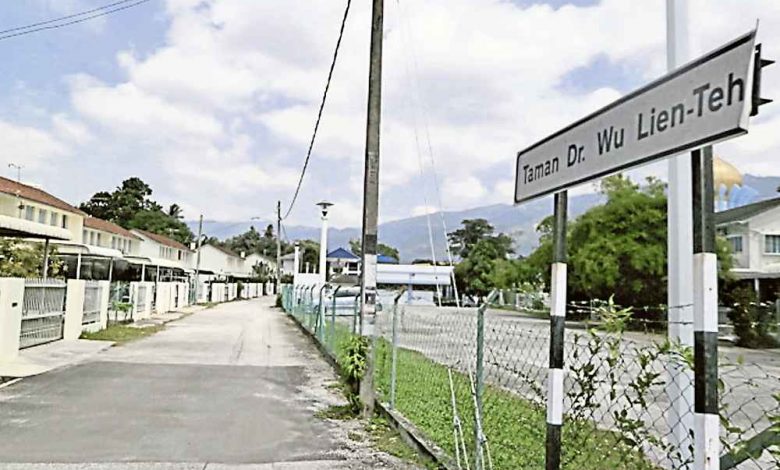 檳城設有「伍連德醫生花園」（Taman Dr.Wu Lien Teh，上圖），和「伍連德醫生路」（Jalan Dr.Wu Lien Teh，下圖）紀念一代偉人。