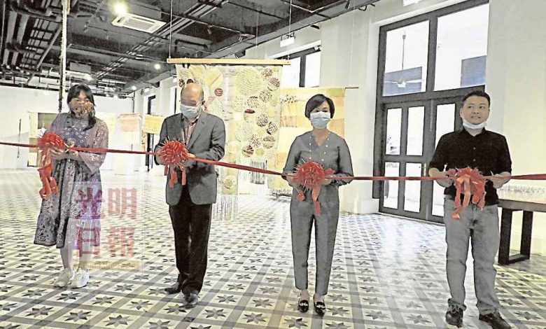 愛奧娜（左起）、李凱、蕭金鳳及黃偉明為羊毛編織品展主持開幕。 