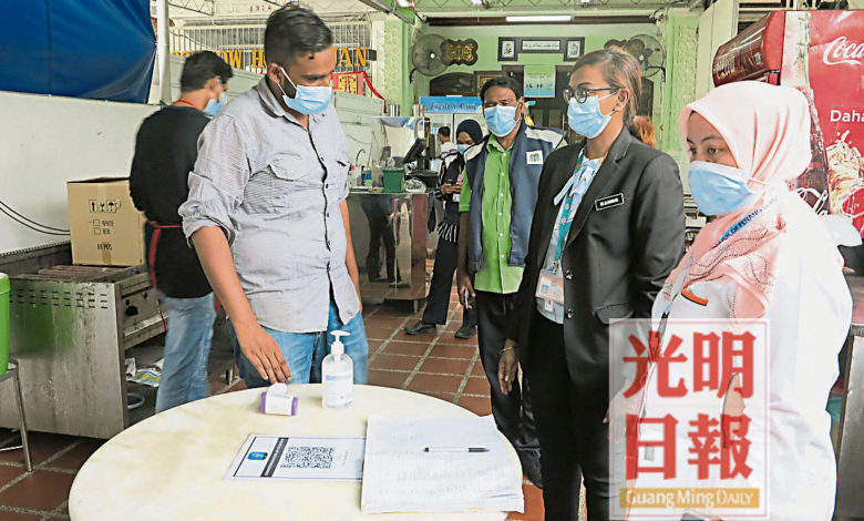 檳島市政廳官員巡視食肆，確保業者遵守標准作業程序。