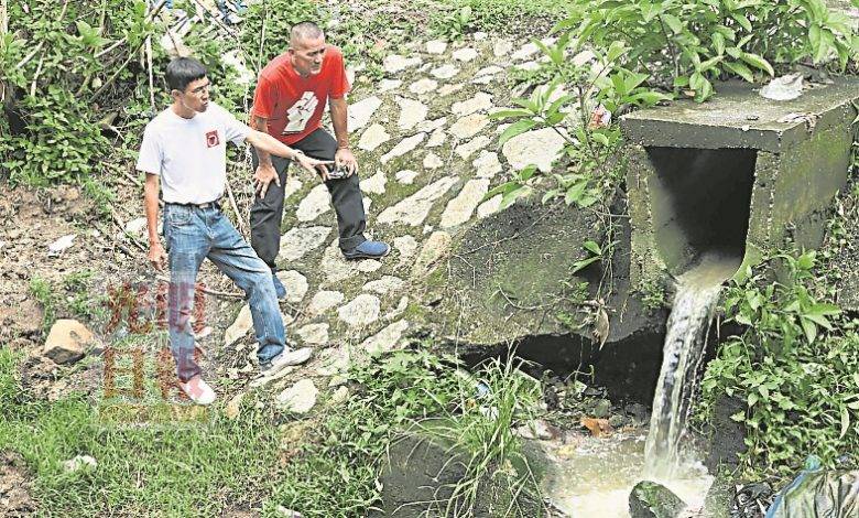 未經處理的污水直排大海，居民擔心峇都丁宜一帶的海域被污染。