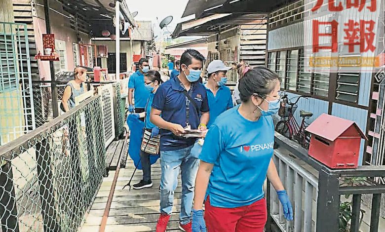 林秀琴日前帶隊到魯班公村展開“搜索及摧毀黑斑蚊”，並教育民眾防蚊意識。