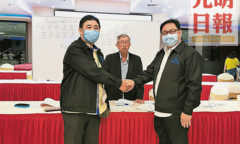 陳富全（左一）與王順榮（右）在競選後合影，左二為連毅勇。