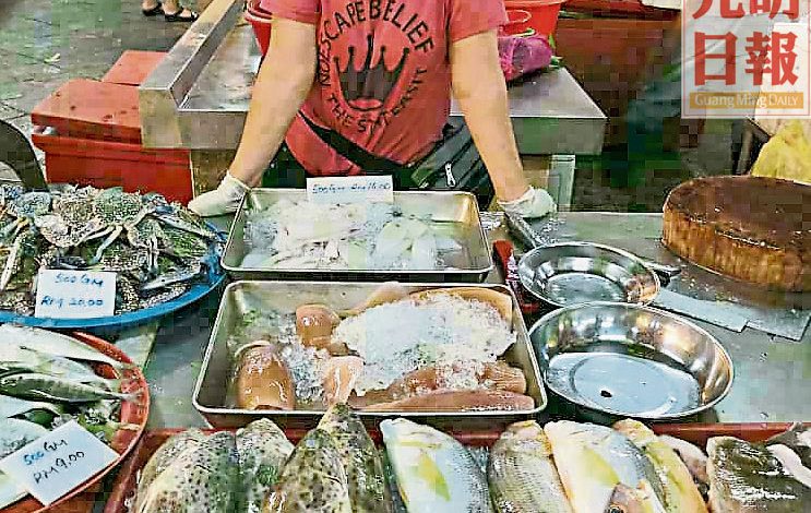 鮮魚賣不完
魚販林桂春說，賣了20多年的魚，這幾天生意最糟，人客少得可憐，整桌都是賣不完的鮮魚，看了傷心。