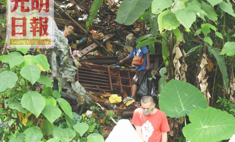 蔡倡蔚及鄭雨週對溪旁堆積如上的各類垃圾大搖其頭，直呼太過份了。
